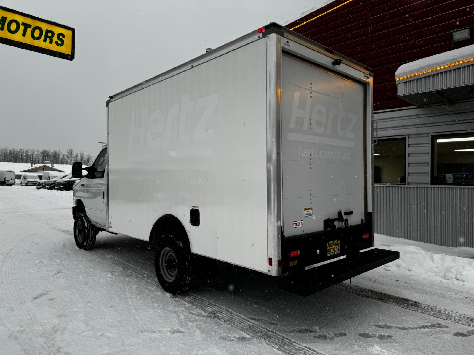 2022 WHITE /White FORD E-SERIES E-350 SD (1FDWE3FK7ND) with an 7.3L engine, Automatic transmission, located at 1960 Industrial Drive, Wasilla, 99654, (907) 274-2277, 61.573475, -149.400146 - Photo #2